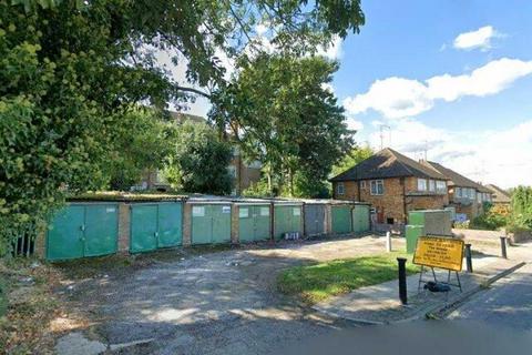 Garage to rent, The Glade, London N21