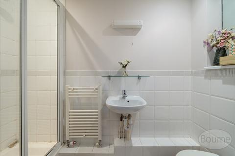 12 Lynchmere Place, Guildford, GU2 9UU