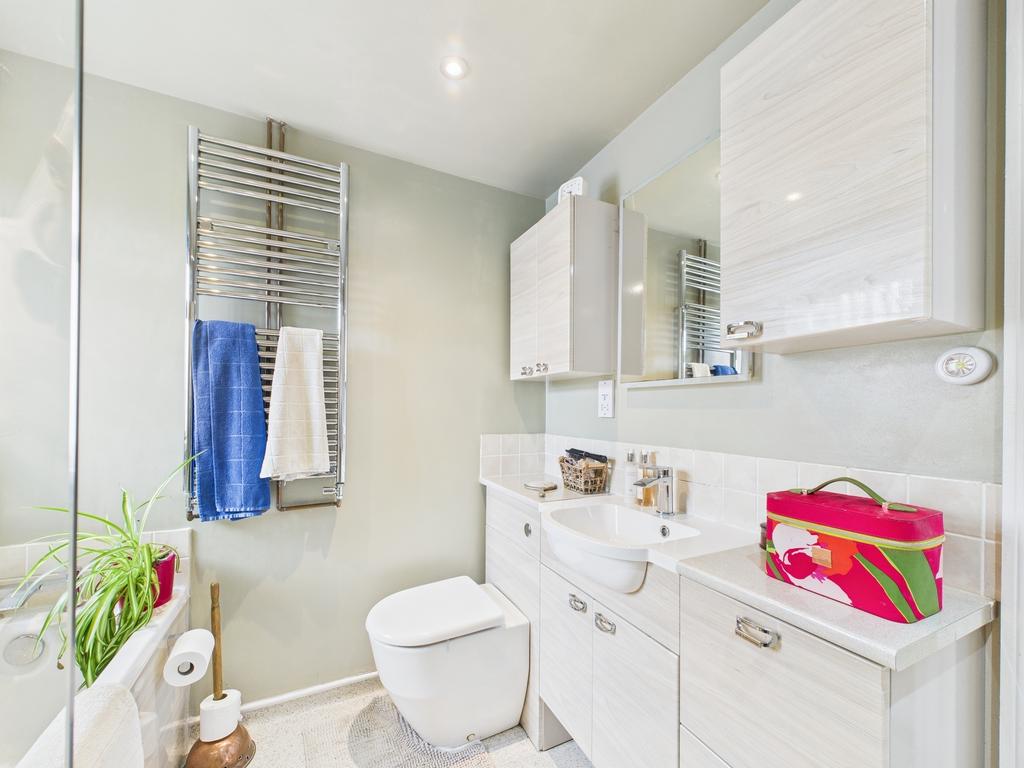 Bath &amp; shower room