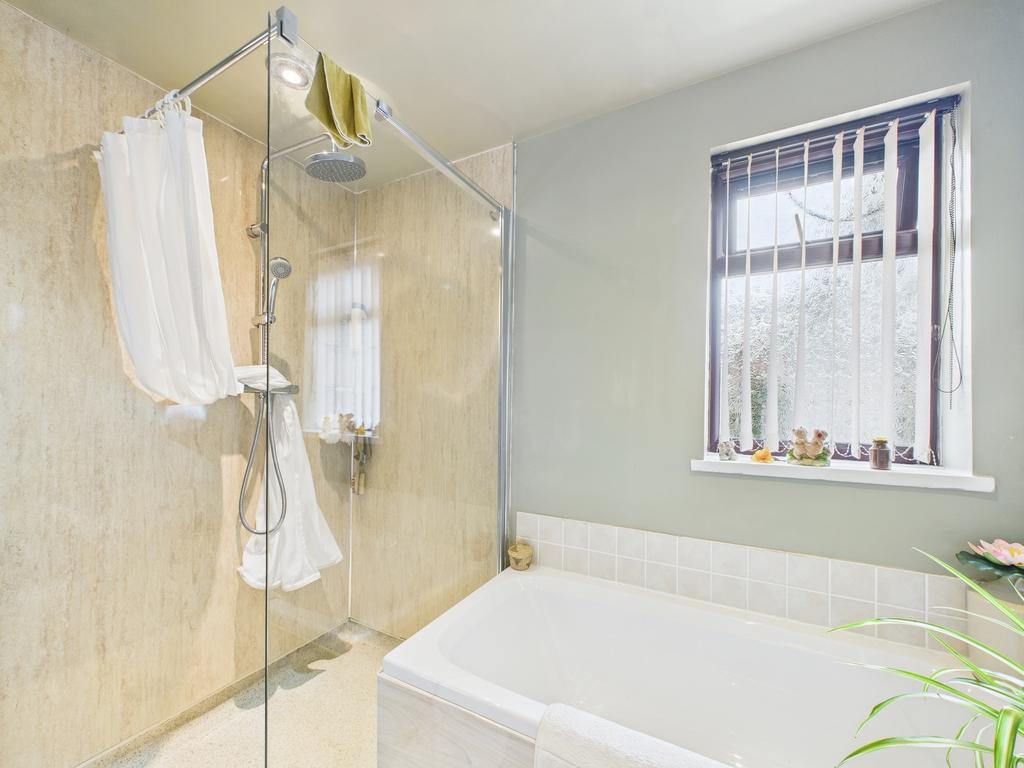 Bath &amp; shower room