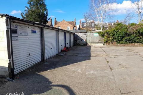 Garage to rent, Granville Road, London N12
