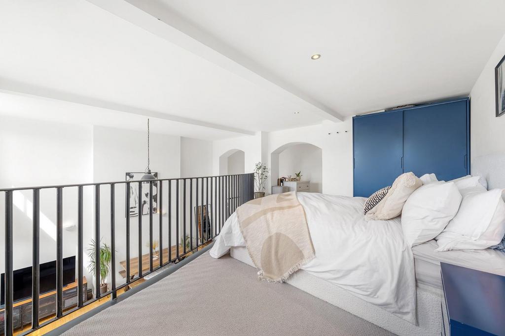 Bedroom (3).JPG