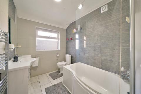 6 bedroom semi-detached house for sale, Northwood Gardens, Greenford