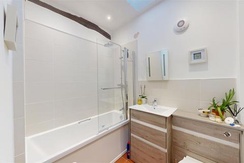 2 bedroom detached house to rent, Cecil Court, Wharf Road, Stamford