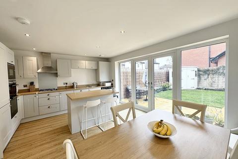 4 bedroom terraced house for sale, Hurstfield Road, Manchester M28