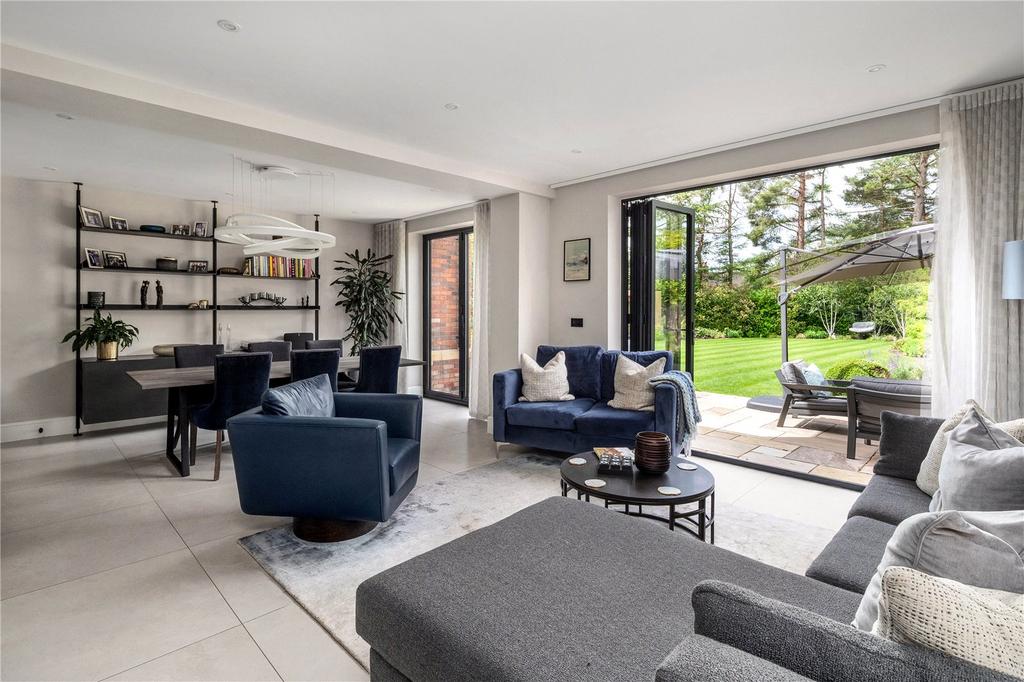 Lounge/Dining