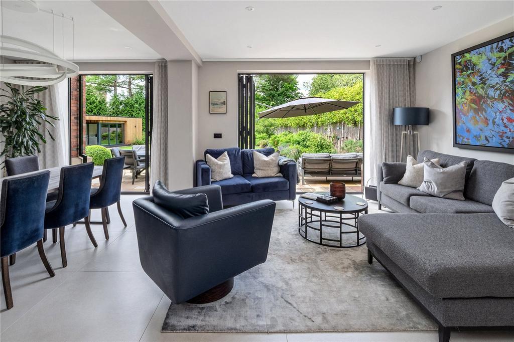 Lounge/Dining