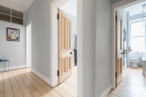 19/5 Polwarth Crescent, Edinburgh, EH11 1HR