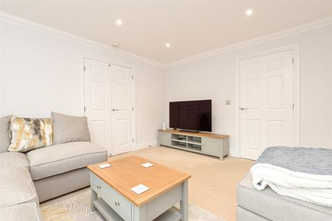 1 bedroom maisonette for sale, Loxford Close, Caterham, Surrey