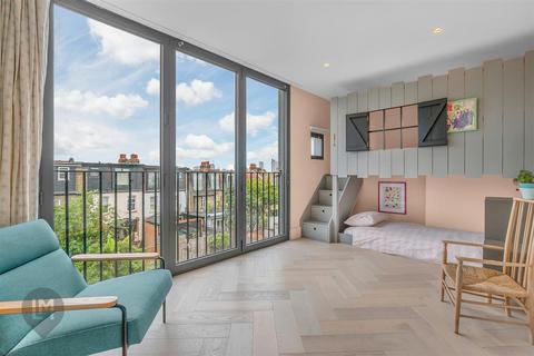 67 Replingham Road, London, SW18 5LU