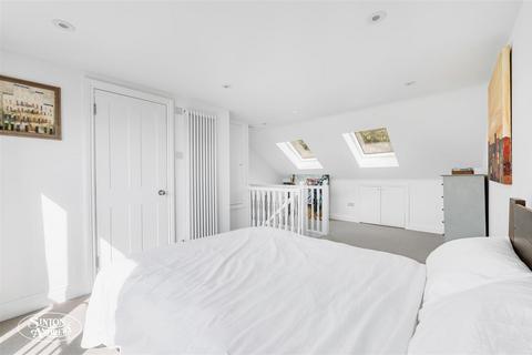 43 Balfour Road, London, W13 9TN