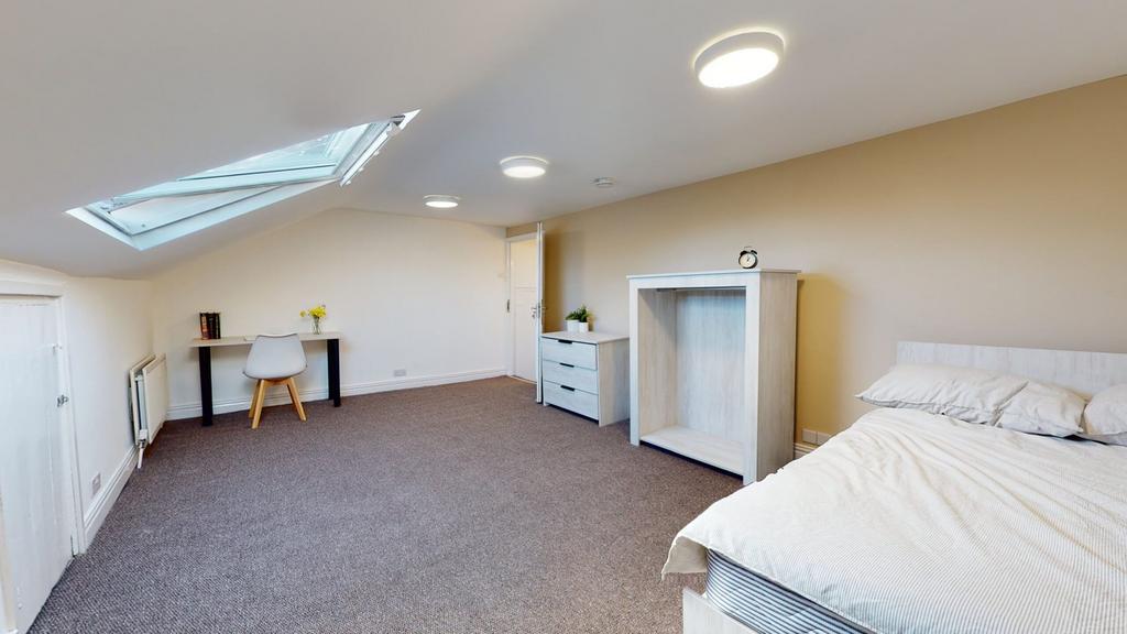 A spacious and well-lit large double bedroom fe...