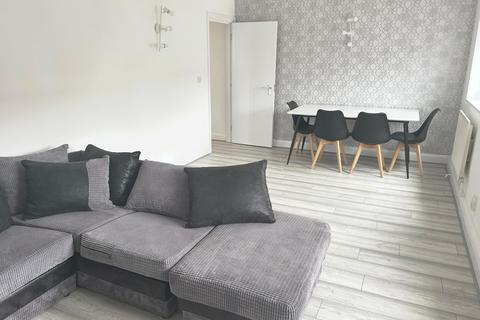 2 bedroom flat to rent, Darkes Lane, Potters Bar, EN6