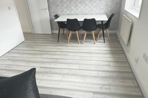 2 bedroom flat to rent, Darkes Lane, Potters Bar, EN6