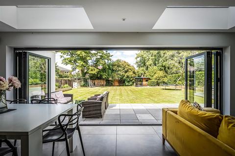 4 Fiona Close, Bookham, Leatherhead, KT23 3JU