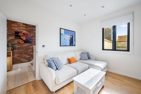 37 Spencer Road, London, W3 6DW