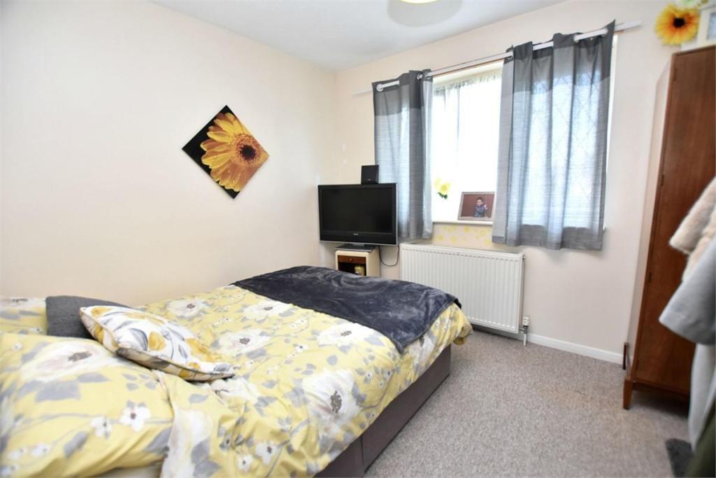 Priston Close - Bed