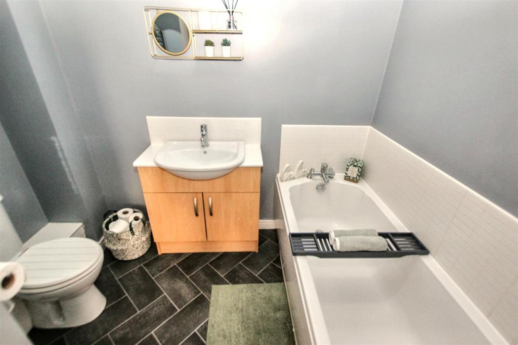 16- Bathroom.jpg