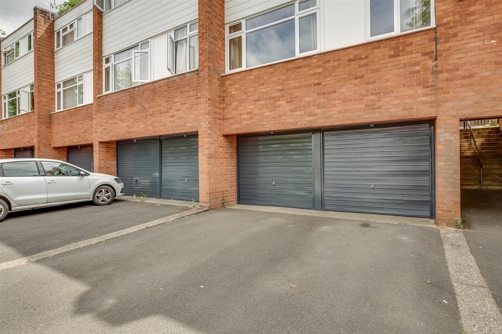17 Hunters Hill, HP13 7 EW-13.jpg