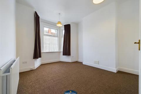 3 bedroom end of terrace house to rent, Latham Road, Coventry CV5