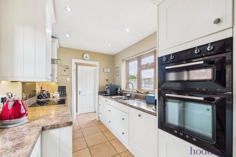 17 Cornwall Avenue, Byfleet, West Byfleet, KT14 7EX