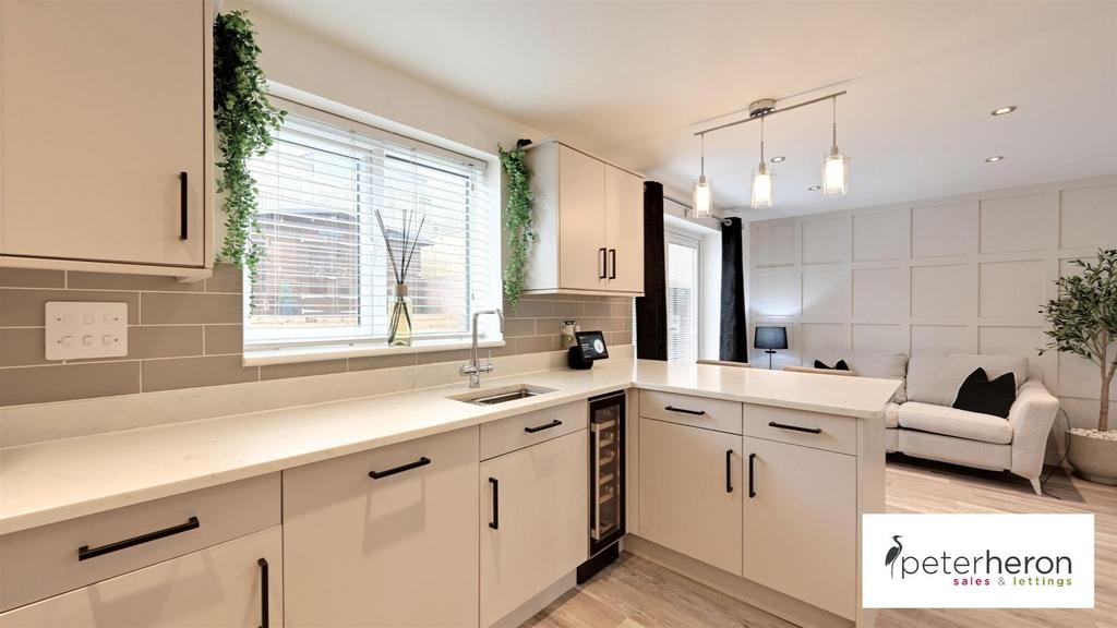 Breakfasting Kitchen & Family Area
