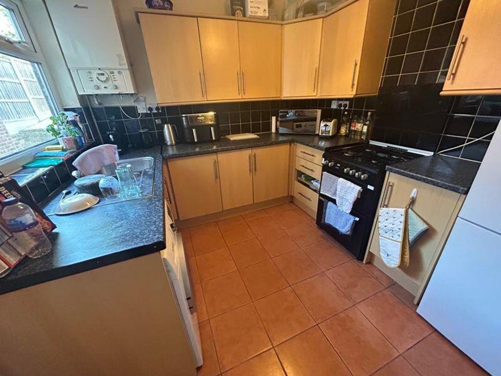 A tidy and well-equipped kitchen, perfect for c...