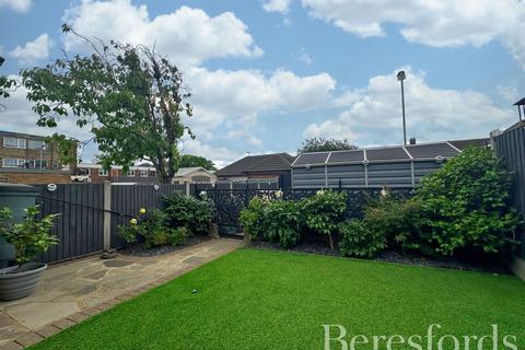 39 Ongar Way, Rainham, RM13 7YJ