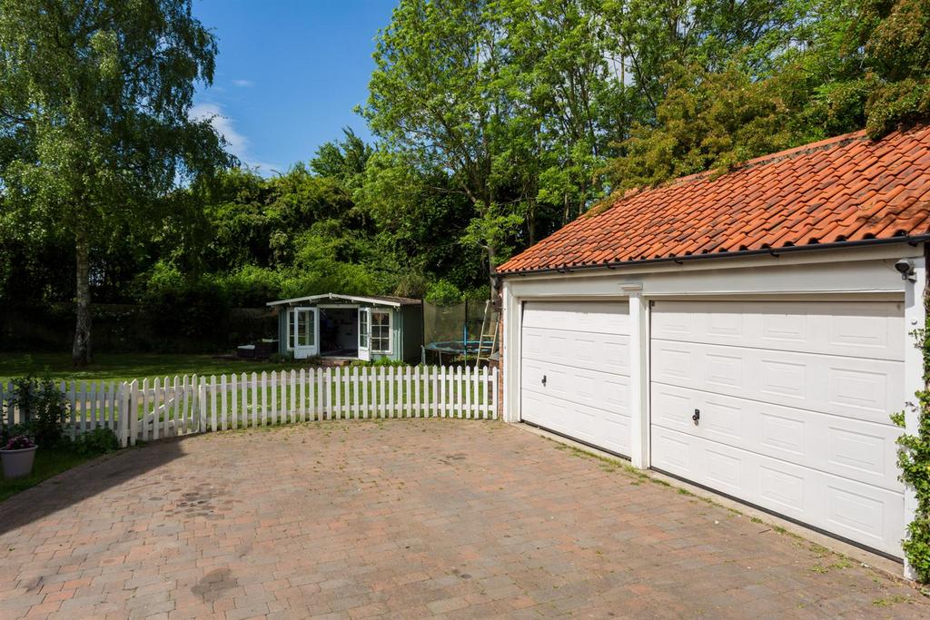 Double Garage, Parking