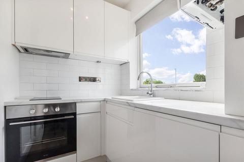1 bedroom flat for sale, Walpole Gardens, London W4