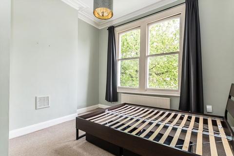 1 bedroom flat for sale, Walpole Gardens, London W4
