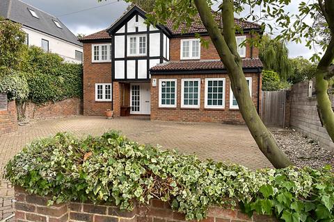 5 bedroom detached house to rent, The Fairway, New Malden