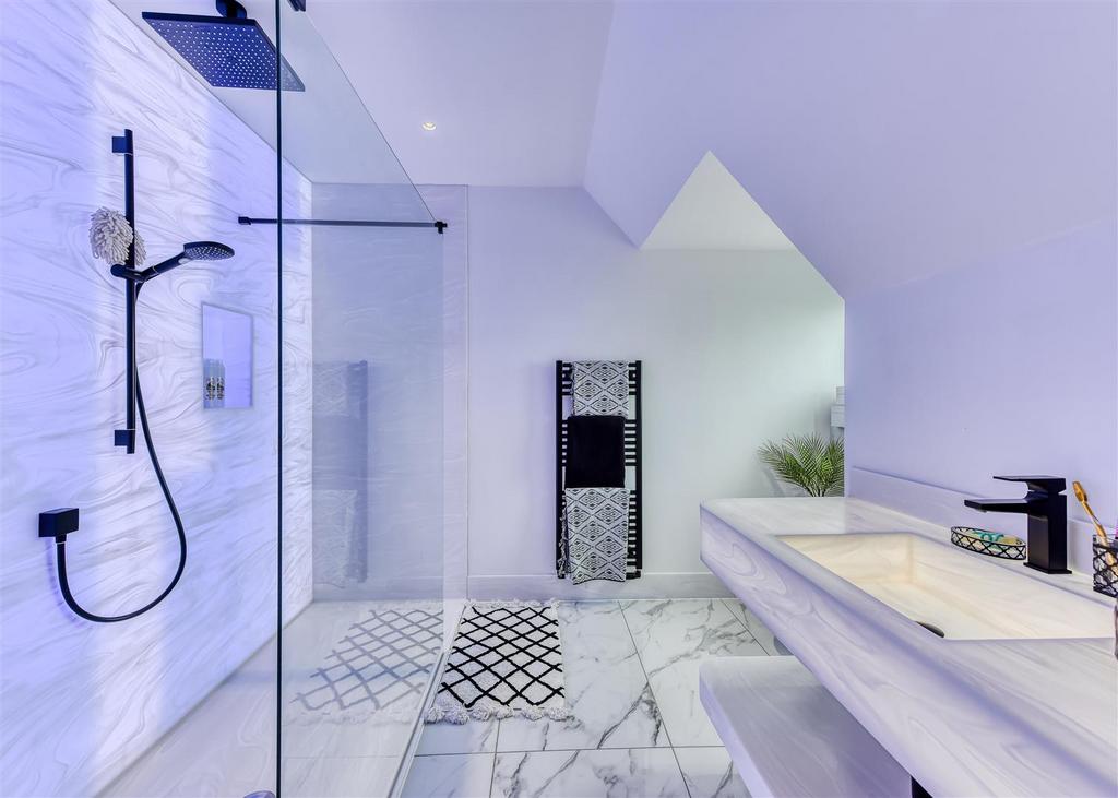 Meadow View, Mile Flat-En Suite.jpg