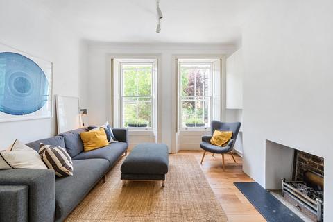 52b Sutherland Square, London, SE17 3EL