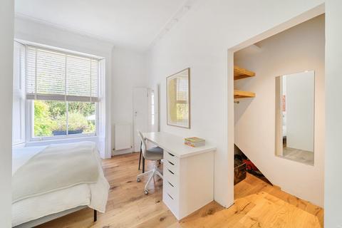 52b Sutherland Square, London, SE17 3EL