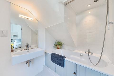 52b Sutherland Square, London, SE17 3EL