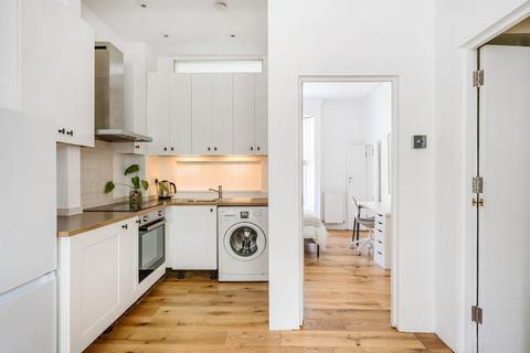 52b Sutherland Square, London, SE17 3EL