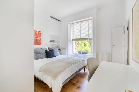 52b Sutherland Square, London, SE17 3EL