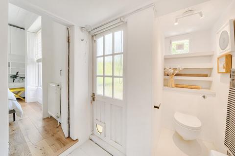 52b Sutherland Square, London, SE17 3EL