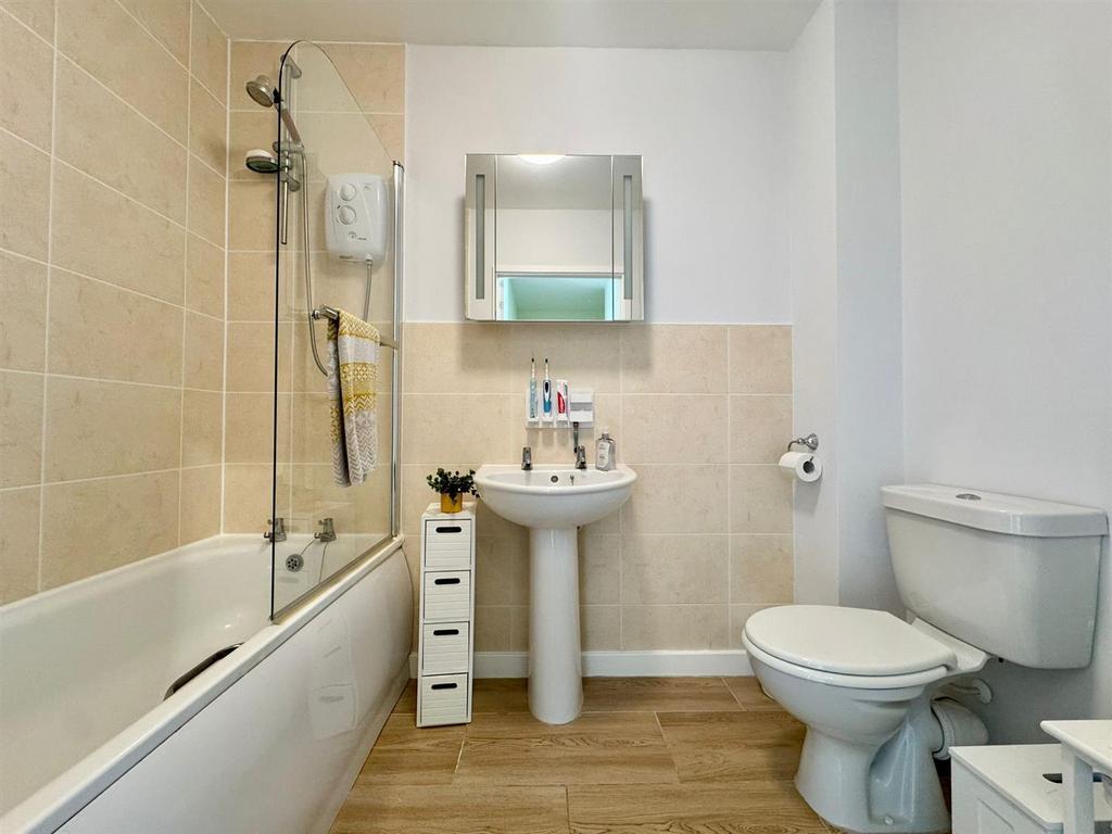 Family bathroom (1).jpg