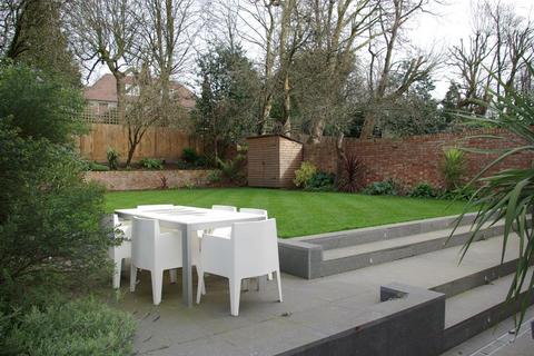 4 bedroom flat to rent, Garden Flat, 14 Bracknell Gardens, London