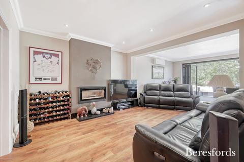 4 bedroom semi-detached house for sale, Pettits Lane, Romford, RM1