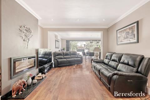 4 bedroom semi-detached house for sale, Pettits Lane, Romford, RM1