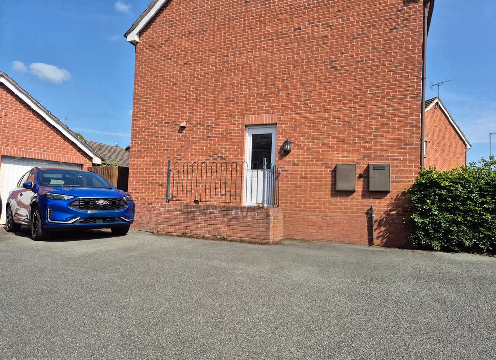 Side / Garage