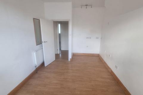 3 bedroom flat to rent, Mayfield Avenue, Ealing, London