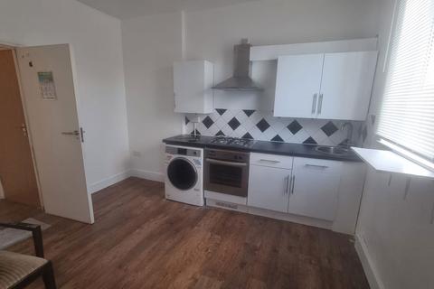 3 bedroom flat to rent, Mayfield Avenue, Ealing, London