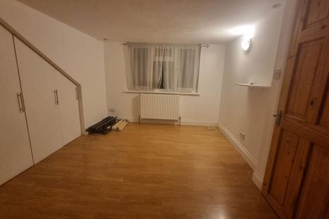 3 bedroom flat to rent, Mayfield Avenue, Ealing, London