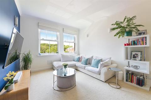 2 bedroom flat for sale, Queen Alexandras Way, Epsom