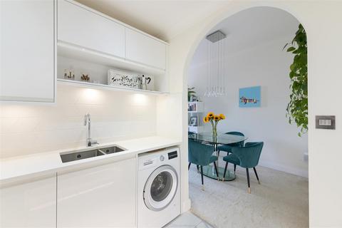 2 bedroom flat for sale, Queen Alexandras Way, Epsom
