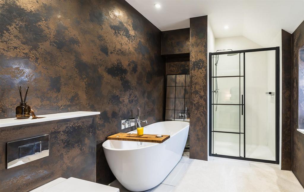 Master En-Suite Bathroom